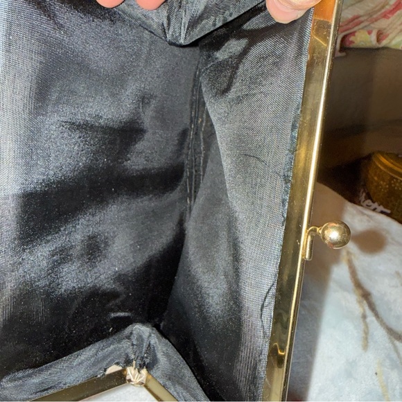 Vintage 1960’s Zenith Leather Handbag with Kiss Lock in Ecru - Picture 8 of 8